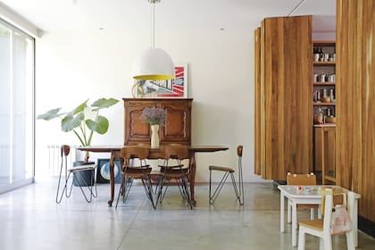 El comedor tiene mesa y vajillero heredados y sillas ‘W’ (Jannello Editora). La lámina de Rodchenko suma los colores del constructivismo ruso. Lámpara colgante (Iluminación Aguero).