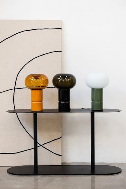 La lámpara Aurora está fabricada por completo con técnicas artesanales. Cuenta con una base de cerámica esmaltada y una pantalla de vidrio reciclado soplado