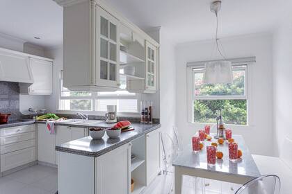 La lámpara colgante, que estaba en otro lugar de la casa, llegó para dar un toque más canchero al renovado comedor diario.