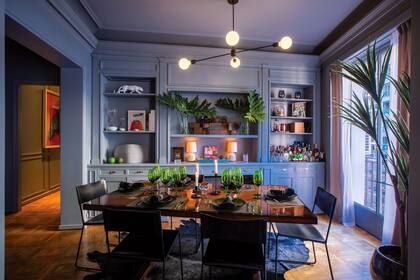 La lámpara de Astor Luces ilumina la mesa de charol laqueado de Eugenio Aguirre (que según las necesidades, funciona como escritorio o comedor), las sillas de cuero y hierro de Cúmulo y la alfombra de cuero de vaca de Grevy. Las plantas artificiales de Sentido, las cortinas de pana y los adornos de Salazar Casa completan el espacio.