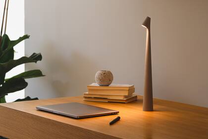 La lámpara de escritorio África es portable y con batería que garantiza 10 horas de luz