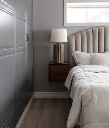 La lámpara de noche replica el ranurado del respaldo, match perfecto entre elementos.