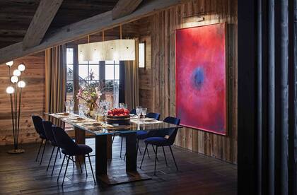 La lámpara de piso es gemela de la del living; el resto de las luminarias fueron hechas a medida por el Estudio.