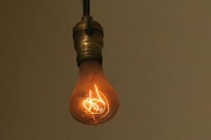 El caso de la lamparita de un cuartel de bomberos que permanece encendida y sin interrupción desde 1901