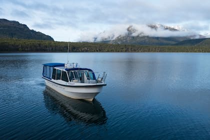 La lancha que navega el Lago Menéndez hasta el nuevo puerto