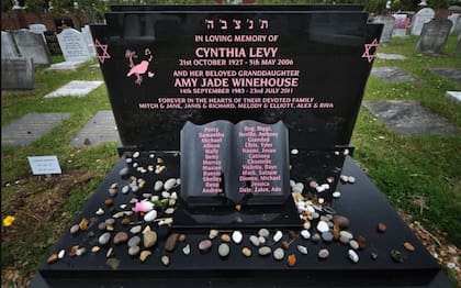 La lápida de Amy Winehouse en el cementerio judío de Edgwarebury, en Londres