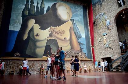 La lápida de Dalí rodeada de lienzos monumentales