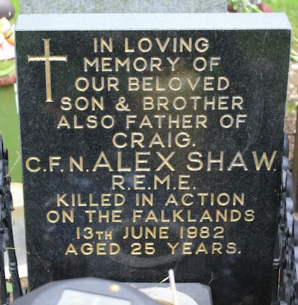 La lápida de Shaw en Inglaterra