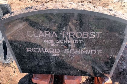 La lápida desenterrada con los nombres de Clara Probst geb. Schmidt (1877-1952) y Richard Schmidt (1886-1973). Este últlimo, un alto cuadro político del Partido Nazi en la Argentina