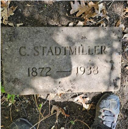 La lápida que encontró un hombre en su nueva propiedad en Nueva York