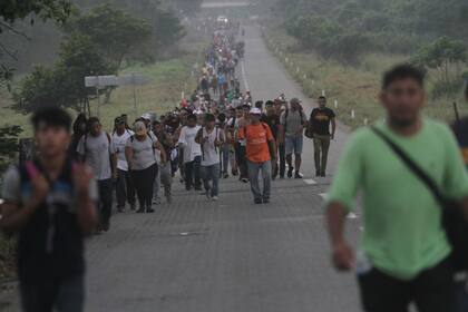 La larga caravana en plena caminata durante la madrugada