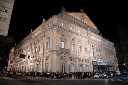 La larga cola que rodeó al Colón para intentar tomar contacto con la bailarina luego de su función