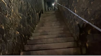 La larga escalera que desciende a las catacumbas de Odessa
