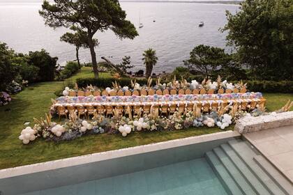 La larga mesa junto al mar estaba decorada con hortensias rosas y celestes.