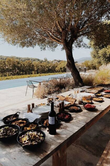 La larga mesa se llama a Spartera (a “compartir”, en corso), porque los comensales se sientan a ella con otros visitantes en bancos de madera. También hay mesas individuales, aunque la costumbre es compartir el espacio.
