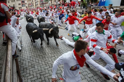 La largada de los toros en el Festival de San Fermín, en Pamplona, España