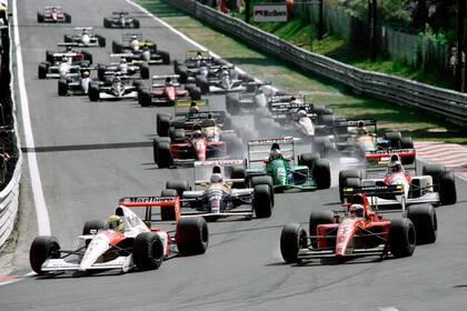 La largada de Spa-Francorchamps: el auto verde N°32 de Schumacher recorrió 500 metros hasta que explotó el embrague; el alemán empezaba a dejar su sello en la Fórmula 1