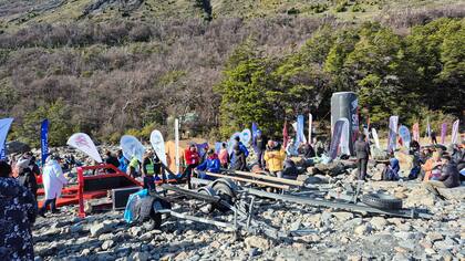 La largada en la costa junto a los equipos de seguridad, a la vera del Canal de los Témpanos, Lago Argentino