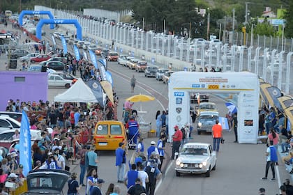 La largada simbólica, en el autódromo callejero de Potrero de los Funes, con 107 vehículos clásicos y tripulaciones de la Argentina y Uruguay.