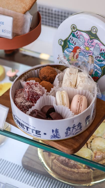 La lata Dinette, un souvenir ideal con bombones franceses y macarons