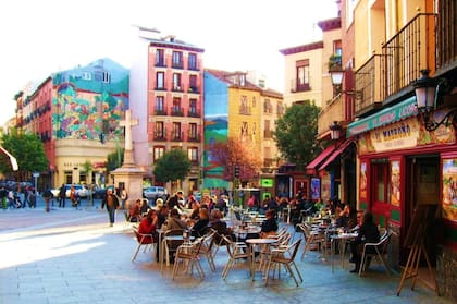 La Latina, ubicado en pleno corazón de Madrid, es uno de los barrios con más vida de Madrid.