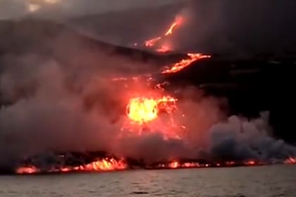 La lava del volcán llegó al mar en la noche del martes y no detiene su caída, por lo que se forma un delta en la costa de la Palma