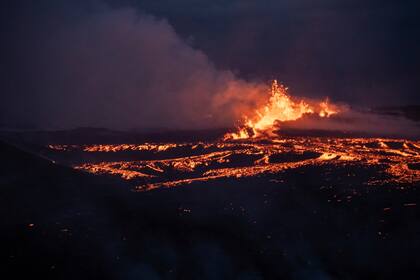La lava emerge de una fisura del volcán Fagradalsfjall cerca de la montaña Litli-Hrútur