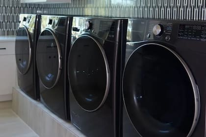 La lavandería incluye cuatro máquinas, una decisión pensada para evitar cruces en la organización doméstica