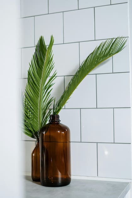 La lavandina es uno de los productos que mejor remueve la suciedad de los azulejos y sus juntas
