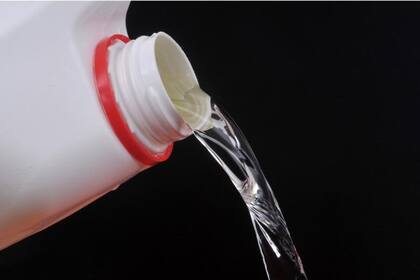 La lavandina puede ser efectiva contra las manchas amarillas en ropa blanca, según el material de la prenda