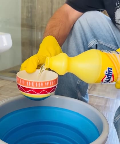 La lavandina se debe utilizar siempre diluida en agua (Foto: @soyamodecasa)