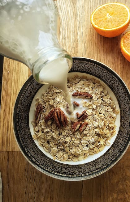 La leche de almendra combina perfectamente con un bowl de granola, frutas y frutos secos