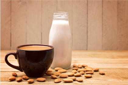 La leche de almendras es muy utilizada como reemplazo a la leche de vaca en el café