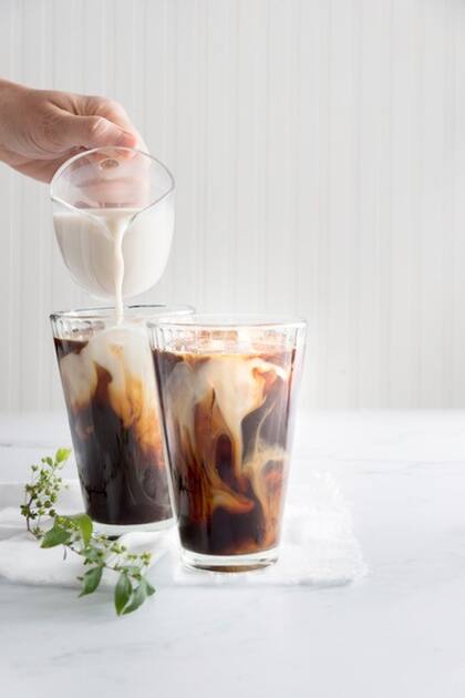 La leche de almendras es una gran alternativa para un fresco ice coffee latte