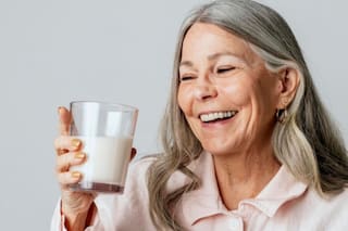 La ‘leche milagrosa’ que es una receta natural contra el dolor de rodillas y cura articulaciones