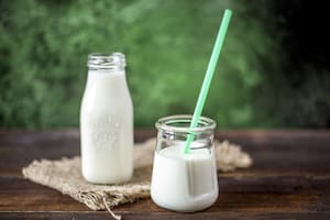 La leche descremada no es amigable para la salud, afirma un pediatra de Harvard