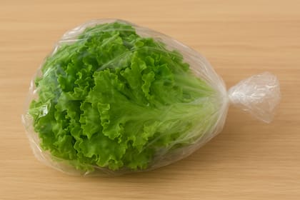 La lechuga suelta humedad de forma natural y esa condensación favorece la proliferación de bacterias que la deterioran