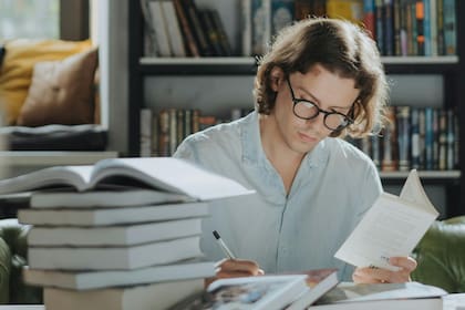 La lectura es uno de los hábitos más recomendados para fortalecer la memoria