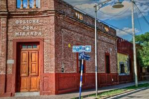 La legendaria Calle Angosta, la de una vereda sola