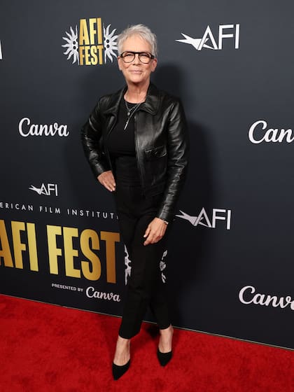 La legendaria Jamie Lee Curtis optó por un cómodo look total black para la presentación del documental I Was Born This Way en el marco del Festival AFI que se realizó en el Teatro Chino de Los Angeles