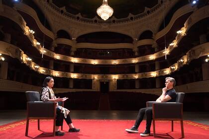 La legendaria Marcia Haydee y el flamante director del Ballet de Santiago, Luis Ortigoza, a solas en el escenario del Teatro Municipal