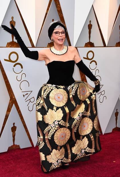 La legendaria Rita Moreno, en negro y dorado