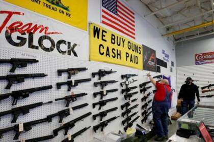 La legislación impone un impuesto especial por un monto del 11% de los ingresos brutos de la venta minorista en el estado de un arma de fuego