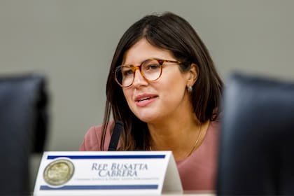 La legisladora estatal Demi Busatta impulsó la ley HB 1105 con el objetivo de mejorar el rendimiento académico y reducir el acoso escolar mediante la eliminación del uso de celulares en clase