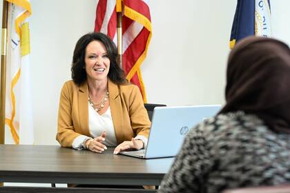 La legisladora Jennifer Sanalitro consideró que recuperar el diseño retro es una forma creativa de celebrar la identidad de Illinois