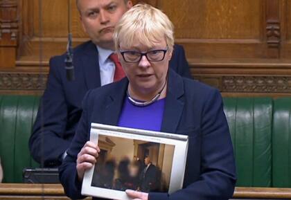 La legisladora laborista Anglea Eagle muestra en el Parlamento británico las fotos del Partygate