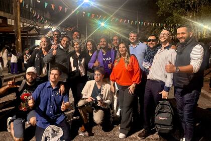 La legisladora Pilar Ramírez junto a militantes libertarios en el sur porteño