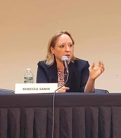 La legisladora Rebecca Sanin busca hacer ley su proyecto de viviendas accesibles para bomberos y personal de EMS; se espera una nueva revisión para el 8 de abril en la legislatura local