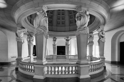 La Legislatura de Buenos Aires brilla como una de las últimas joyas de la arquitectura de estilo francés de la ciudad.