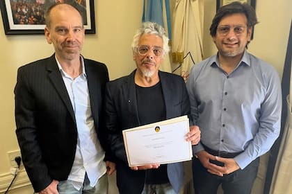 La Legislatura de la Ciudad distinguió a Rock & Pop por sus 40 años .La distinción fue entregada a Julián Pento Echevarría, actual director de la radio (además de estar a cargo de MPH 95.1 y ser el Director General de Artística y técnica de las radios de Alpha Media), y a Roberto Bobby Flores